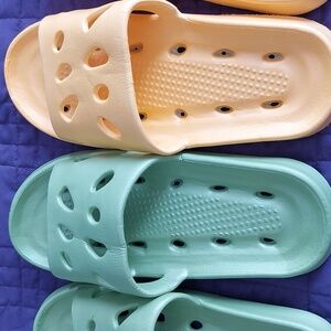 Lightweight Slippers sz 8.5-9 (40-41) Unisex but one get one free.